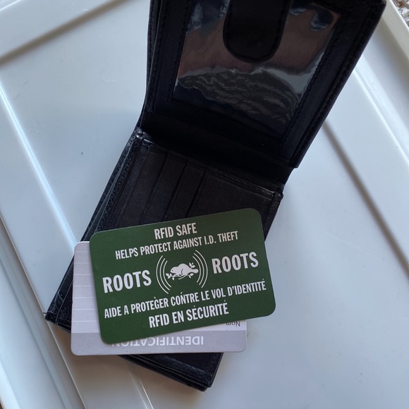 Roots Men’s RFID safe leather wallet - Picture 3 of 3